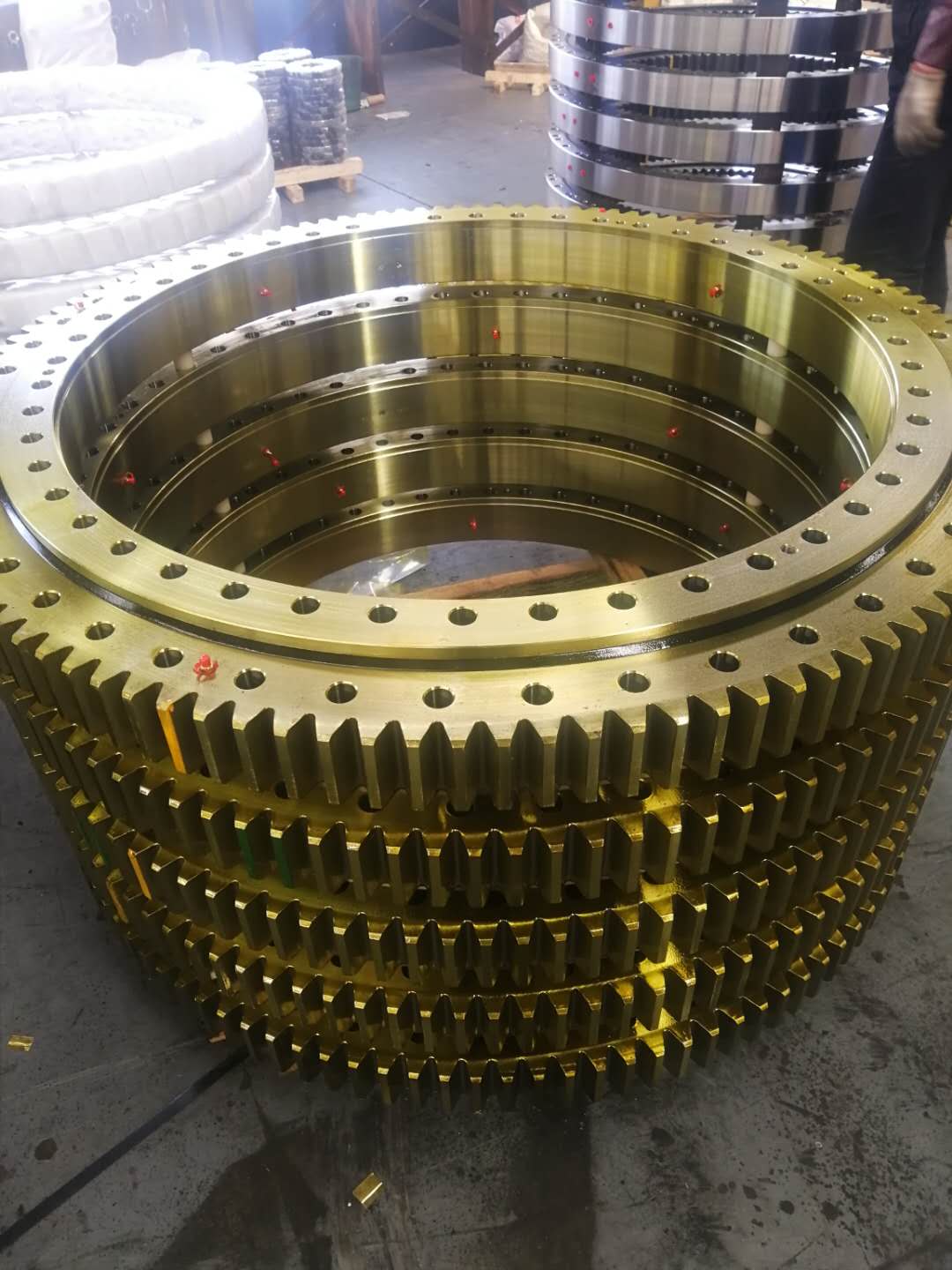 Crossed roller slewing bearing